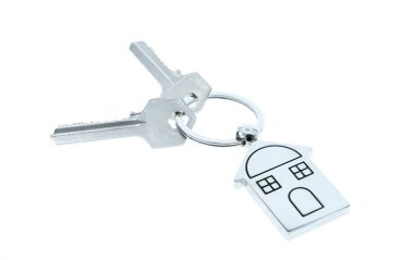 Beyaz arka planda ev sembolü ve anahtar zinciri, emlak konsepti