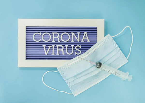 Letras Del Coronavirus Sobre Fondo Azul Máscara Protección Respiratoria Junto —  Fotos de Stock