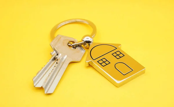Přívěšek Klíče Symbolem Domu Žlutém Pozadí Koncept Nemovitostí — Stock fotografie