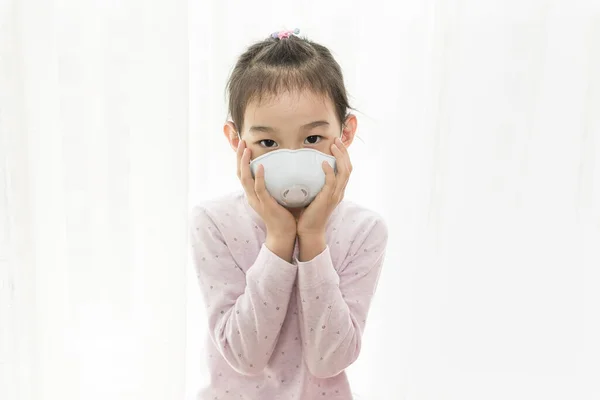 Korona Virüsünü Hava Kirliliğini Korumak Için Maske Takan Asyalı Küçük — Stok fotoğraf