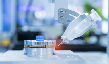 Robot tutkal şırıngasını fabrikada tutuyor.