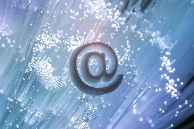 Fiber optik arkaplan ve iletişim konseptine sahip e- posta işaretleri