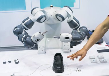 Endüstriyel üretim fabrikasında otomatik makine aracı, Akıllı fabrika endüstrisi 4.0 konsepti.