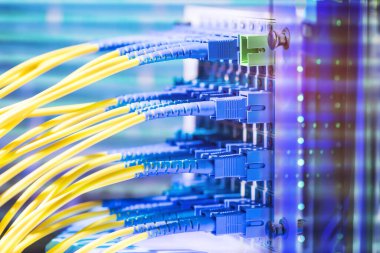 Fiber optik ağ kablosu iletişim dağıtım noktasına bağlanıyor