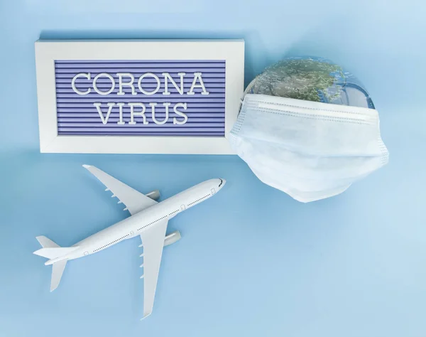 Modelo Avión Tierra Protección Respiratoria Máscaras Médicas Muestras Concepto Coronavirus —  Fotos de Stock