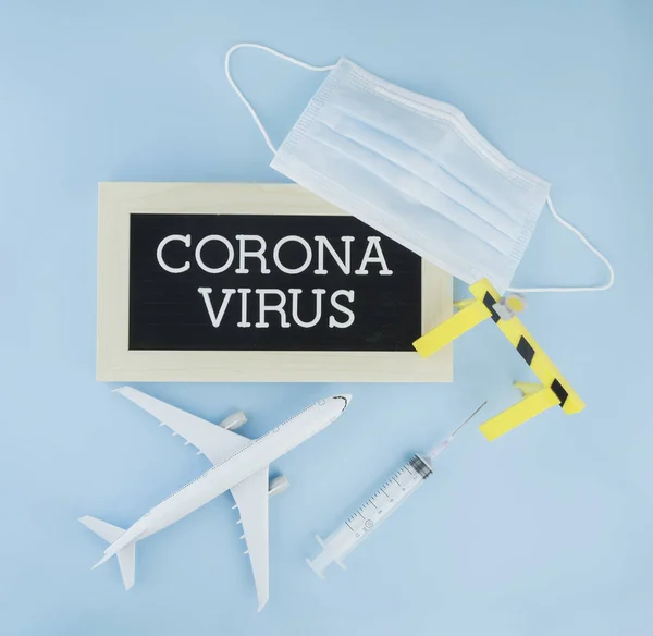 Model Samolotu Maski Medyczne Ochrony Dróg Oddechowych Słowo Koronawirusa Koncepcja — Zdjęcie stockowe