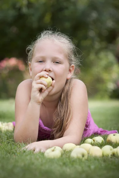 素敵な若い女の子食用リンゴ — ストック写真