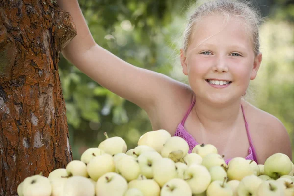 Chica joven agradable con manzanas —  Fotos de Stock