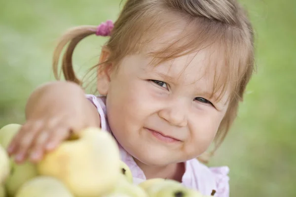 Κοριτσάκι με μήλα Εικόνα Αρχείου