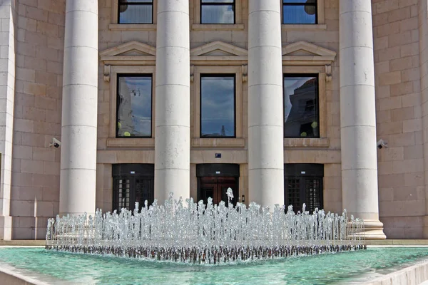 Säulen und Wasser — Stockfoto