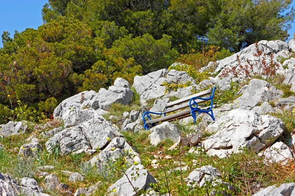 岩の間のベンチ — ストック写真