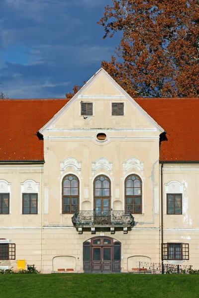 Schloss Luznica, Barockschloss — Stockfoto