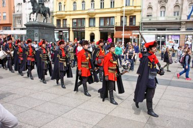 Üyelerine kravat alayı 