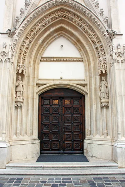 Církevní dřevěné dveře — Stock fotografie