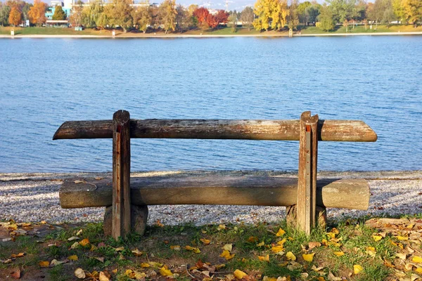Деревянная скамейка с видом — стоковое фото