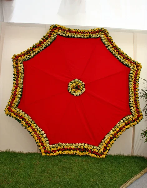 Sestine paraplu gemaakt van bloemen — Stockfoto