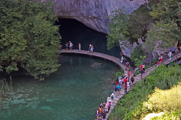 Touristen gehen auf einem Pfad in Plitvicer Seen — Stockfoto
