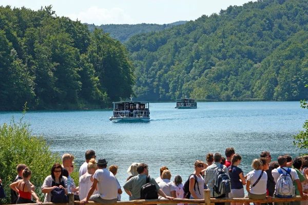 Bellissimo lago con barche fluviali — Foto Stock