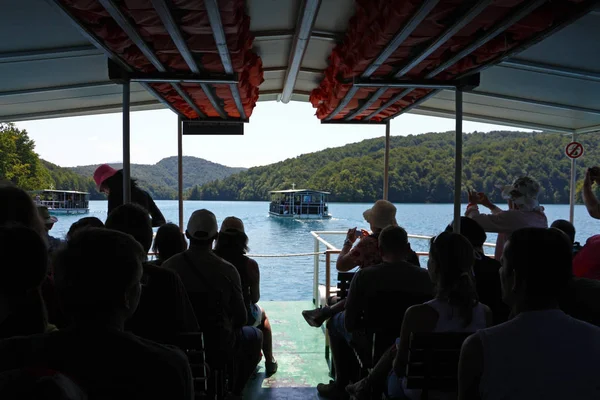 Güzel göl nehir tekne ile — Stok fotoğraf