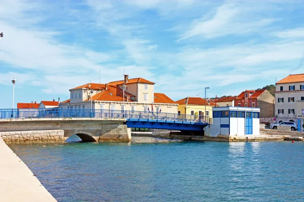 Vindbrygga i Tisno, en stad på Adriatiska kusten — Stockfoto