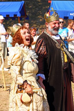 Kral ve Kraliçe bir ortaçağ Fuarı'nda 