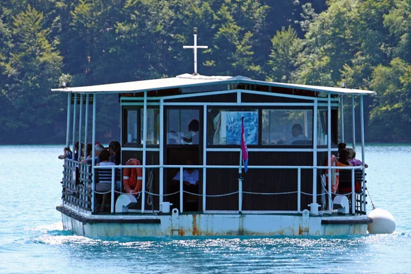 Barca râului pe lac — Fotografie, imagine de stoc