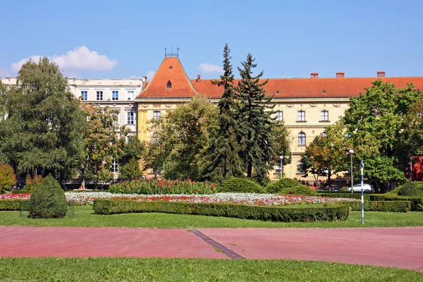 Bir park ve eski mimari görünümünü — Stok fotoğraf