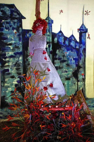 Une sorcière sur le feu, Décoration de fleurs — Photo
