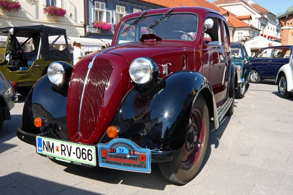 Klasyczny samochód Fiat 1100 — Zdjęcie stockowe