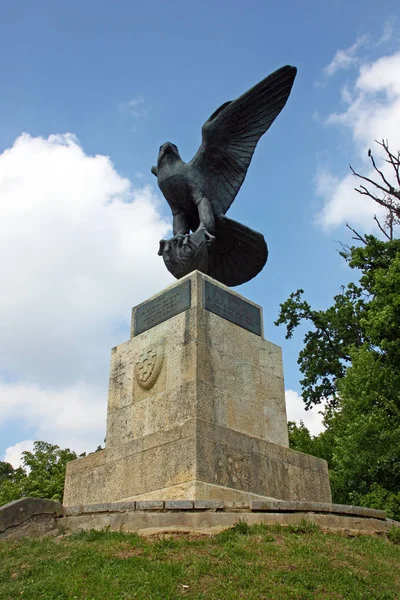 Die Falkenskulptur — Stockfoto
