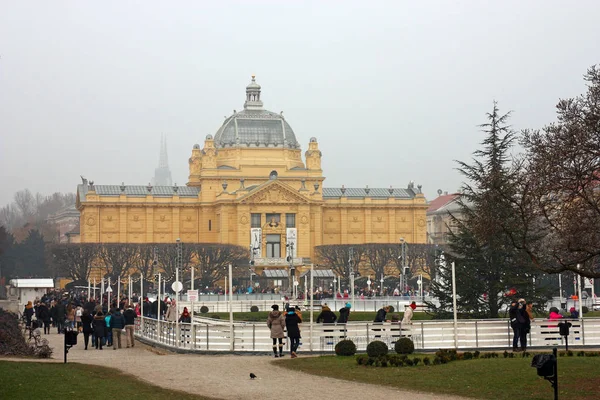 Parque de patinaje sobre hielo en la plaza King Tomislav — Foto de Stock