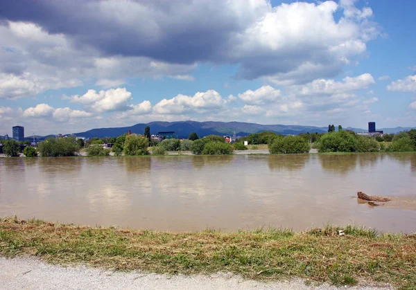 Hoge waterstand van de rivier — Stockfoto