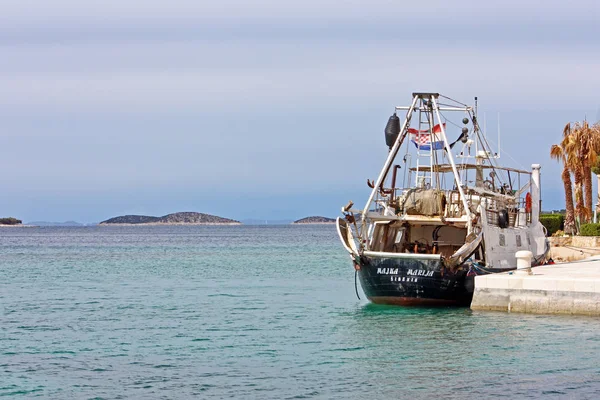 Liten båt förtöjd i marinan Tribunj — Stockfoto