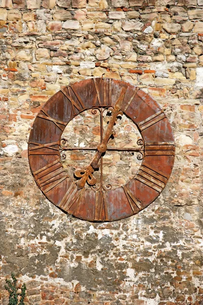 Старые часы на стене — стоковое фото