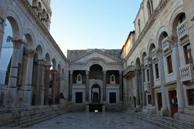 Peristil, Hırvatistan 'ın tarihi merkezi Split' teki Diocletian Sarayı 'na yerleştirilen Aziz Domnius katedralinin önündeki meydanın adı.
