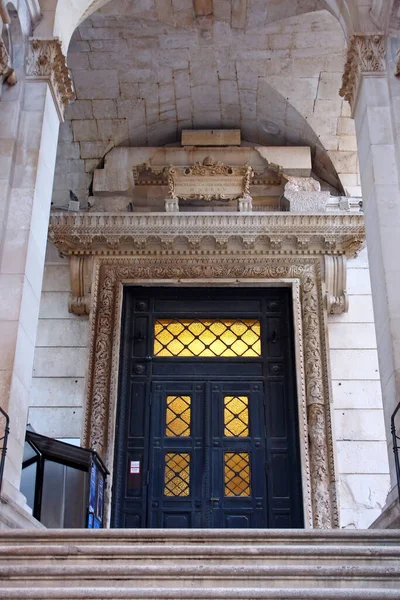 Вход Собор Святого Домниана Расположенный Дворце Диоклетиана Историческом Центре Сплита — стоковое фото