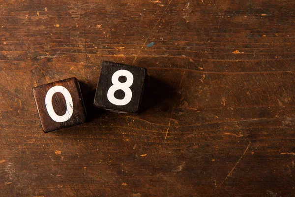 Numeri cubo su vecchio tavolo in legno con spazio copia, 08 — Foto Stock