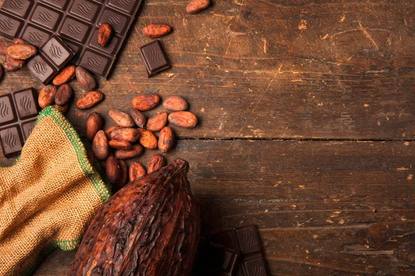 Donkere chocolade op houten tafel — Stockfoto