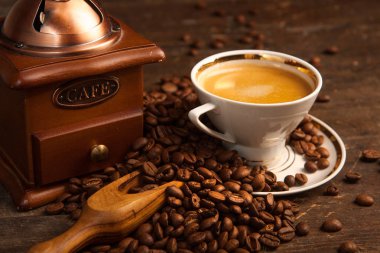 Kahve fincanı ve fasulye