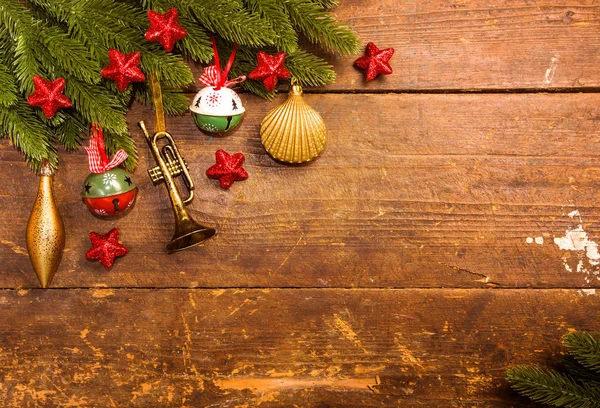 Decoração de natal em fundo de madeira — Fotografia de Stock