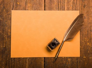 Quill'in kalem ve mürekkep su kuyusu üstünde ahşap masaüstü
