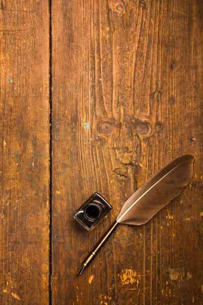 Перо и чернила хорошо на деревянном рабочем столе Лицензионные Стоковые Фото