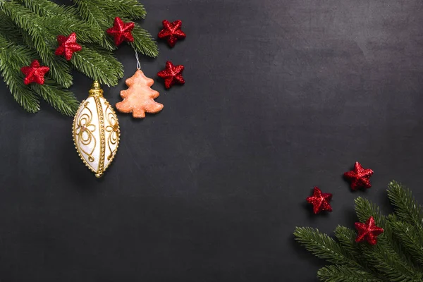 Christmas fir grenar med dekorationer på svart bakgrund — Stockfoto