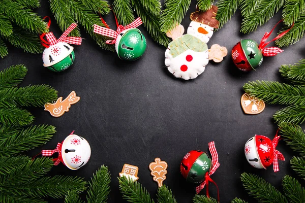 Різдвяні ялинкові гілки з прикрасами на чорному тлі — стокове фото