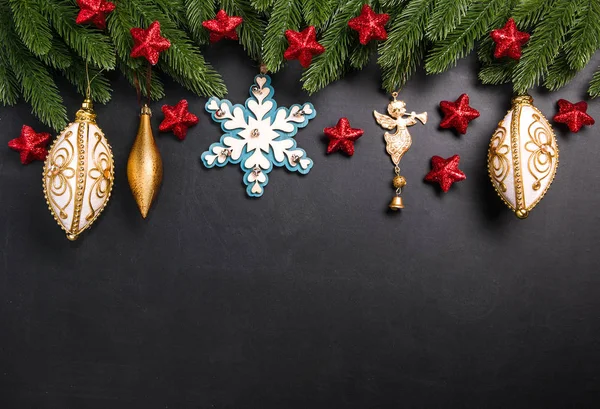 Різдвяні ялинкові гілки з прикрасами на чорному тлі — стокове фото