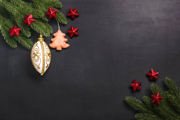 Ramas de abeto navideño con decoraciones sobre fondo negro Fotos De Stock