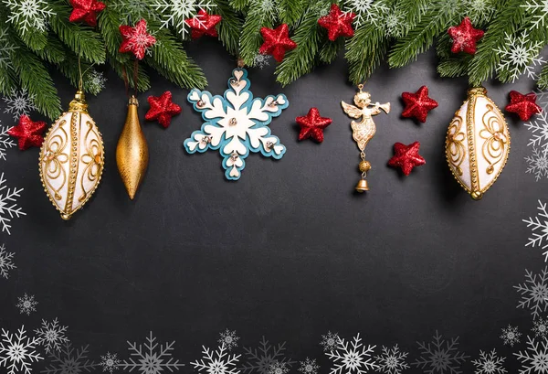 Ramas de abeto navideño con decoraciones sobre fondo negro Imagen De Stock