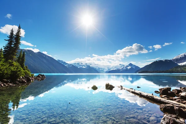 ทะเลสาบ Garibaldi สีเทอร์ควอยส์ — ภาพถ่ายสต็อก