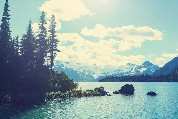 Бірюзовий Гарібальді озеро — стокове фото
