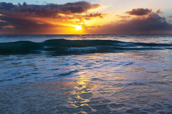 Coucher de soleil panoramique sur la mer — Photo